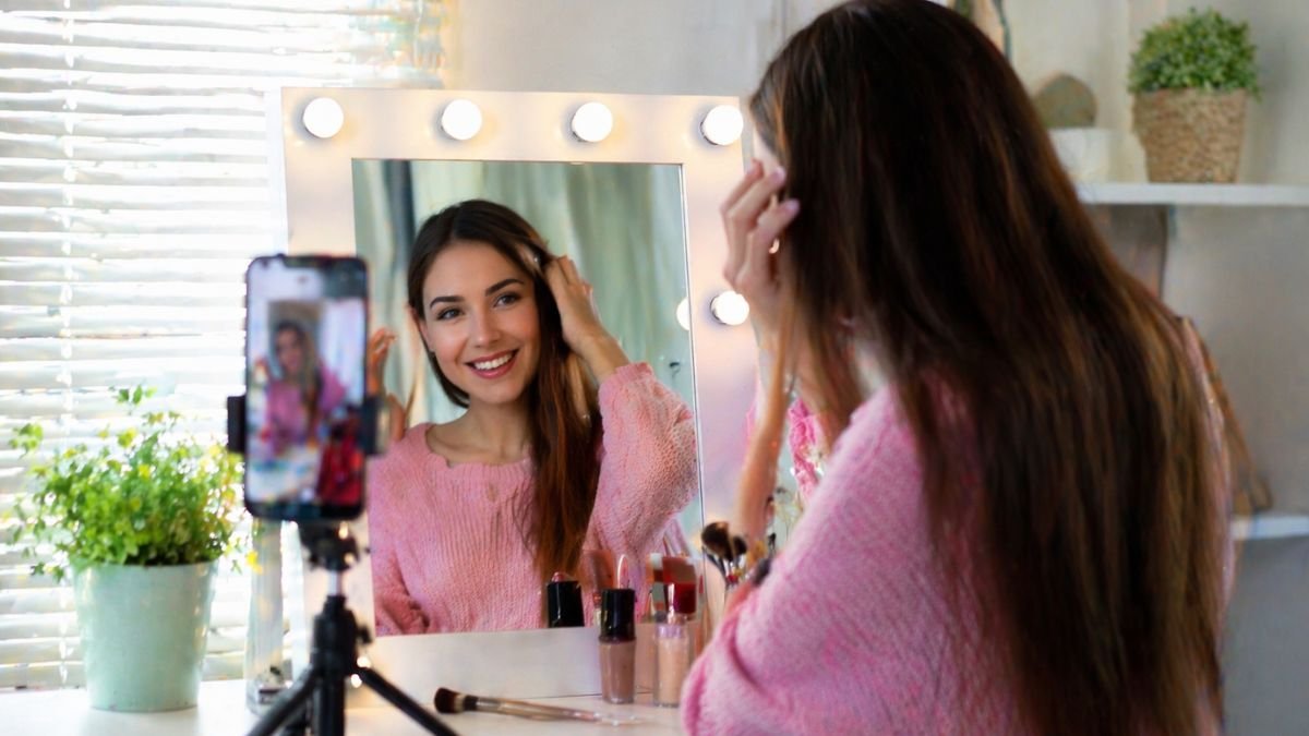 Psychology Reveals What Social Media Fame Really Does to the Human Mind — Why Becoming an Influencer Can Quietly Rewire Identity, Emotions, and Self-Worth in Ways That Feel Empowering but Can Become Psychologically Exhausting