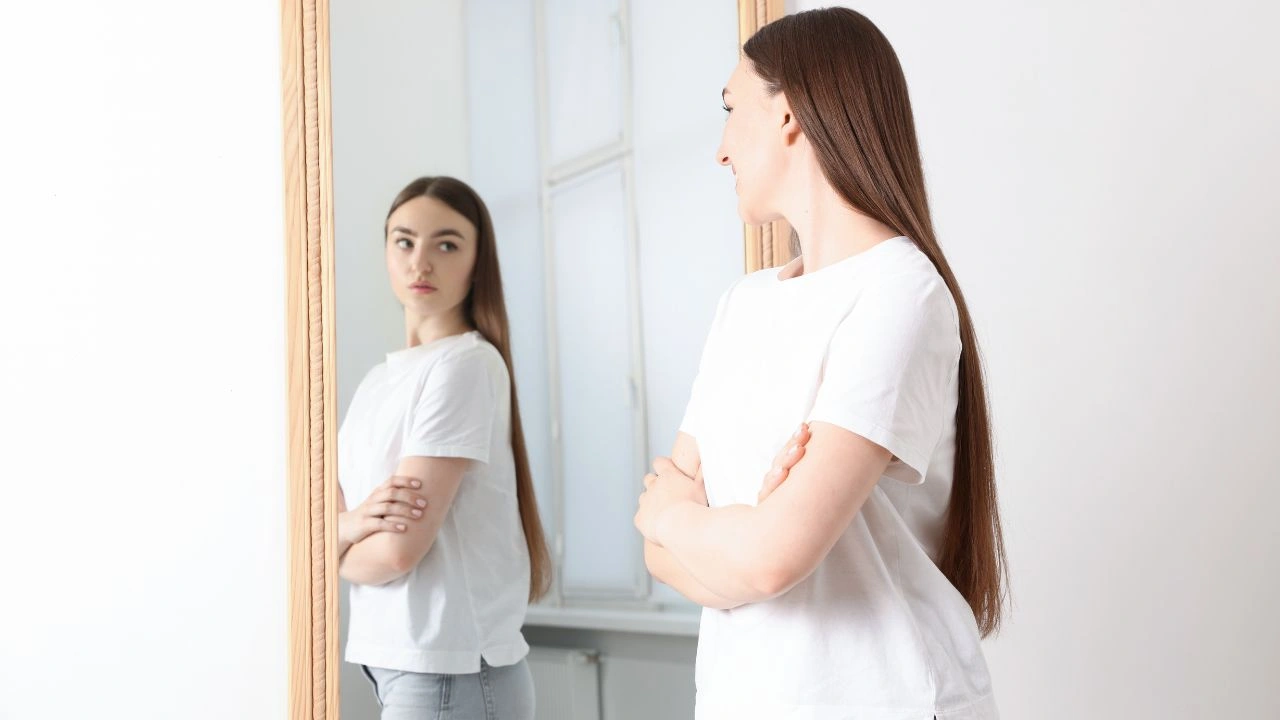Psychology says many likable individuals feel lonely because their strength lies in adapting to others, not expressing themselves fully, and this ability to read and fit into any room can limit opportunities for others to truly understand who they are