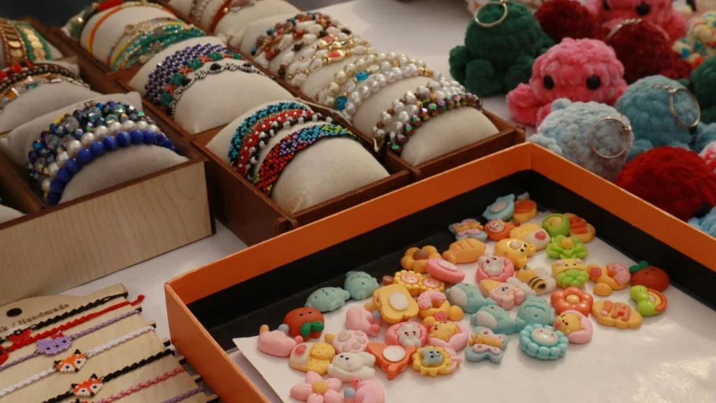 Psychology says when a grandparent suddenly starts giving away small personal items like a watch, a book, or jewelry, it’s not just sentimentality; it reflects a behavior many cultures once recognized as part of a meaningful ritual we’ve largely forgotten
