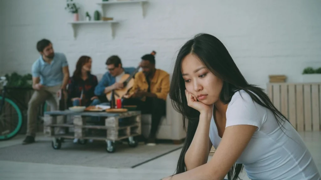 Psychology suggests that people who often feel out of place in social situations are not socially broken, but instead may be processing interactions more deeply, using a highly detailed internal model of the environment that allows them to notice subtle cues others may miss entirely in everyday conversations and group dynamics