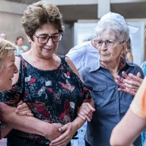 People who reach their 60s without close friendships aren’t socially flawed. They often spent decades being the dependable one for others, never learning how to seek help themselves. Over time, their image of self-reliance became so fixed that others stopped seeing them as someone who might need support