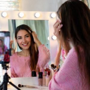 Psychology Reveals What Social Media Fame Really Does to the Human Mind — Why Becoming an Influencer Can Quietly Rewire Identity, Emotions, and Self-Worth in Ways That Feel Empowering but Can Become Psychologically Exhausting