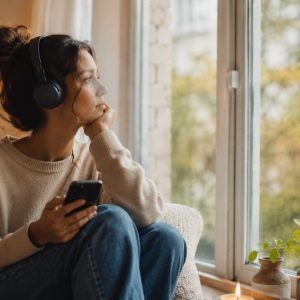 Psychology Says Listening to the Same Song on Repeat Means Your Brain Is Processing an Emotion