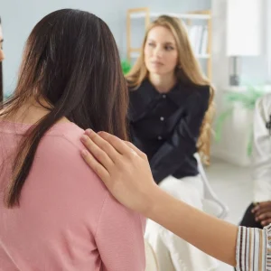 Psychology indicates that kind people are not always surrounded by close friendships. They often become supportive, patient, and available for others, creating a sense of comfort, but their own depth is rarely recognized or truly understood