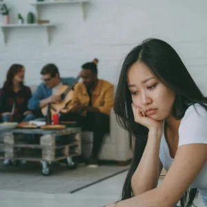 Psychology suggests that people who often feel out of place in social situations are not socially broken, but instead may be processing interactions more deeply, using a highly detailed internal model of the environment that allows them to notice subtle cues others may miss entirely in everyday conversations and group dynamics