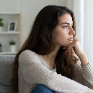 You Feel “Fine,” But Your Brain Tells a Different Story — How Hidden Loneliness Quietly Alters Memory, Thinking, and Mental Health Over Time